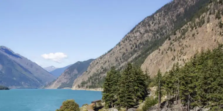 Rocky-Mountaineer-scenic-mountains