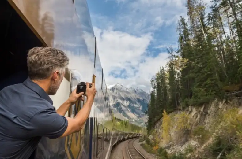 GoldLeaf_Service_guest_taking_pictures_Photocredit_Rocky_Mountaineer.jpg