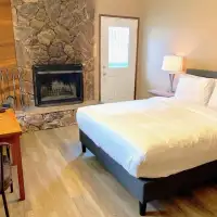 Cabin Style Queen  (1 Queen Bed)